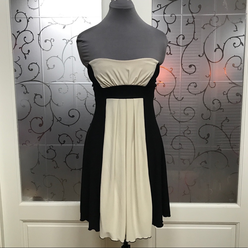 EUC- BLACK & WHITE STRAPLESS DRESS W/SASH